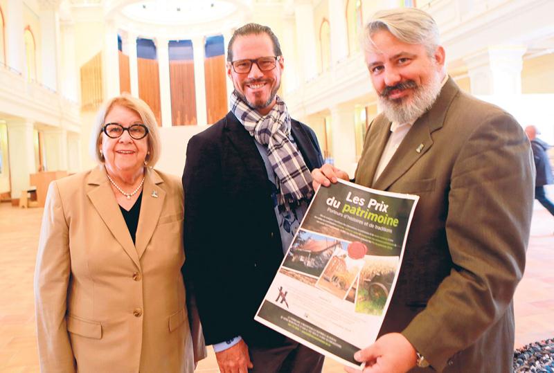 Francine Morin, préfet de la MRC des Maskoutains, et Robert Mayrand, chargé de projet en patrimoine, entourent Desmond Olsthoorn, directeur principal RPA chez Groupe Robin, récipiendaire en 2016, qui accueillait la conférence de presse à La Maison d’Élisabeth.  Photo Robert Gosselin | Le Courrier ©
