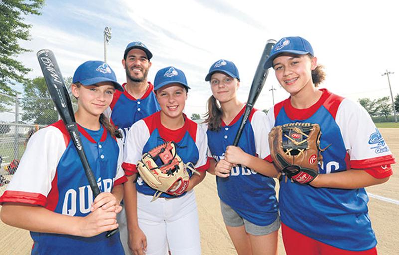 Les Maskoutaines Florence Desautels, Lydia Lefebvre, Rafaëlle Auger et Éliane Thérien joueront avec Équipe Québec 14U au championnat canadien de baseball féminin des 16 ans et moins. Elles vivront cette expérience en compagnie de l’entraîneur Jean-Michel Giasson, lui aussi de Saint-Hyacinthe. Photo Robert Gosselin | Le Courrier ©