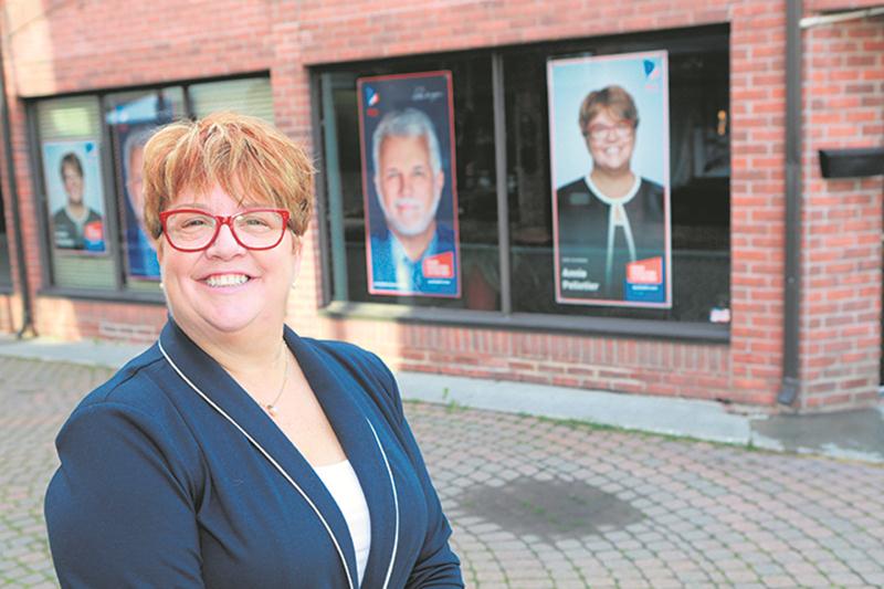 Annie Pelletier a égalemment opté pour un local électoral au centre-ville, situé dans l’Allée du Marché et officiellement inauguré ce samedi. Elle dit démarrer sa campagne en étant « très optimiste » et mise sur une stratégie qu’elle connaît bien : le porte-à-porte. « Je vais aller chercher les gens un à un », a-t-elle lancé.   Photo Robert Gosselin | Le Courrier ©