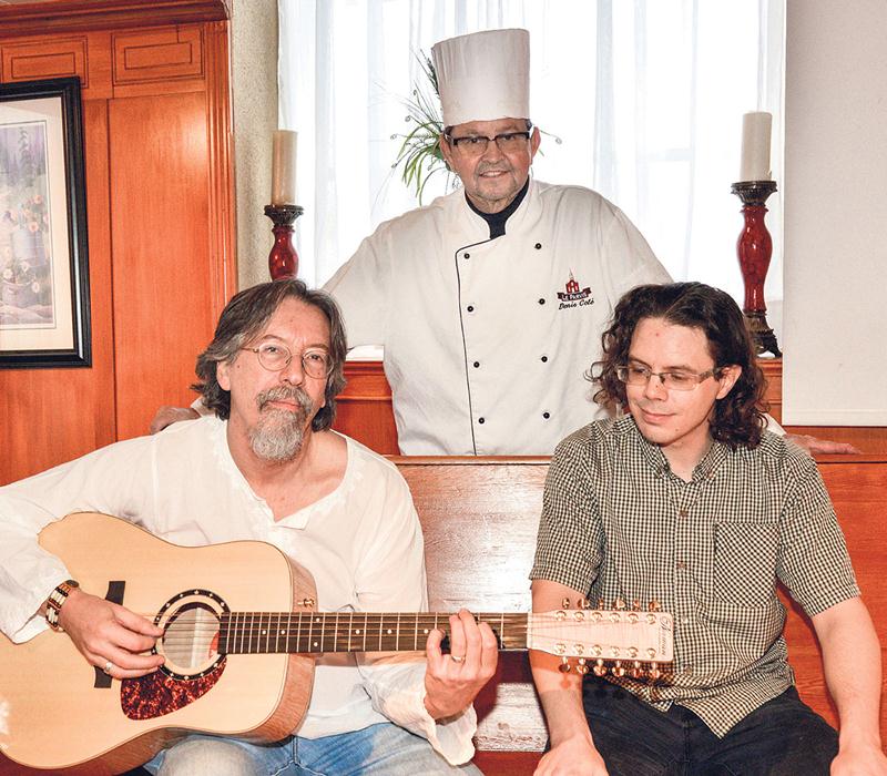 Guy Giroux et Thierry Cotton, assis, ainsi que deux autres musiciens seront accueillis au Parvis le 24 novembre par le chef Denis Côté. Photo François Larivière | Le Courrier ©