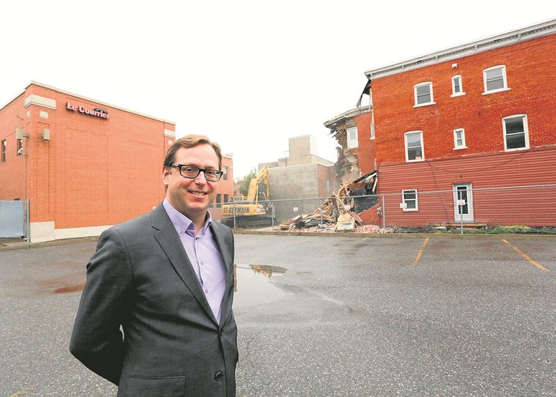 Benoit Chartier a orchestré l’achat et la démolition de l’immeuble situé à l’arrière du siège social de DBC Communications pour consolider les activités de son entreprise au centre-ville de Saint-Hyacinthe. Il dit souhaiter que la Ville de Saint-Hyacinthe supporte concrètement ceux et celles qui, tout comme lui, ont à cœur son développement. Photo Robert Gosselin | Le Courrier ©