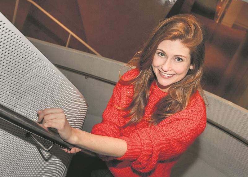 « Pendant 1 h 20, je peux faire ce que je veux », se réjouit Katherine Levac, qui se plait à cette liberté que lui apporte la scène. Photo François Larivière | Le Courrier ©