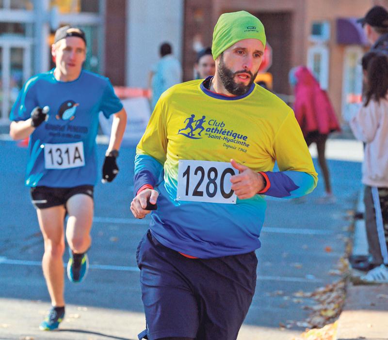 Au total, ce sont plus de 525 coureurs, regroupant enfants et adultes, qui ont participé à l’activité autour du parc Casimir-Dessaulles. Photo Robert Gosselin | Le Courrier ©