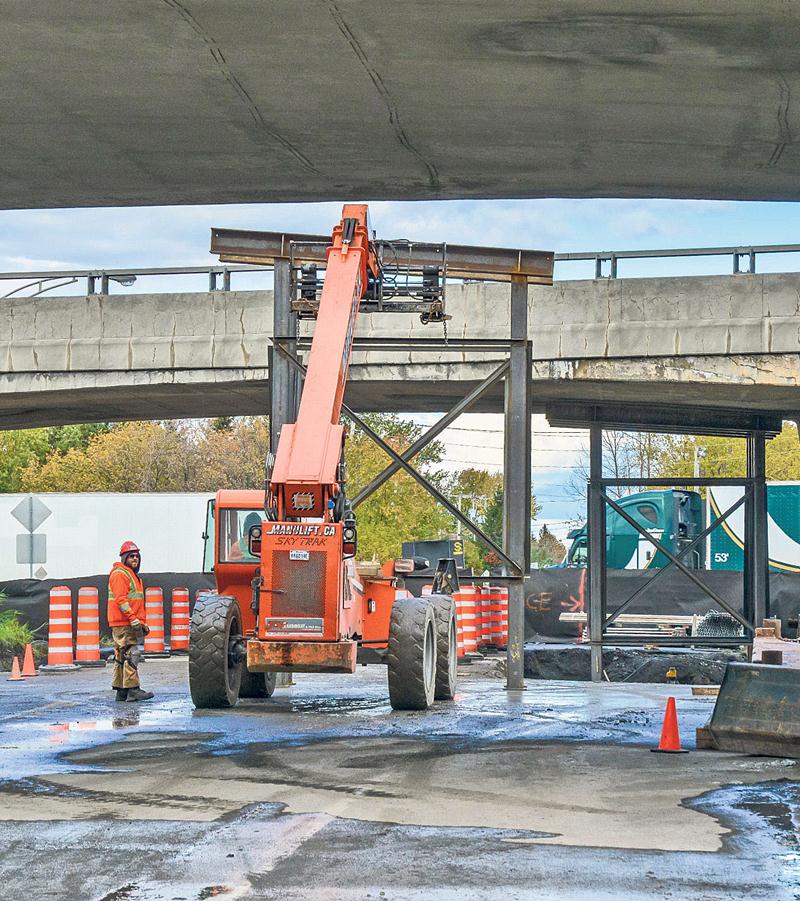 Des équipes du MTQ s’affairent présentement à renforcer le viaduc avec des structures métalliques afin de permettre une réouverture dans les prochaines semaines. Photo François Larivière | Le Courrier ©