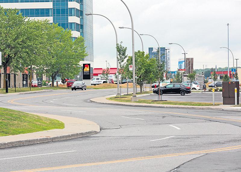 Cette portion de la rue Daniel-Johnson Ouest sera revue dans le cadre d’un projet de réaménagement de l’accès au centre de congrès.