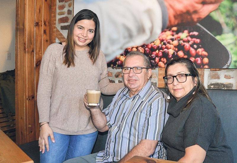 Lorena Meneses, propriétaire de Mareiwa Café colombien, entourée de son père Jorge Meneses et de sa mère Olga Urrea. Photo François Larivière | Le Courrier ©