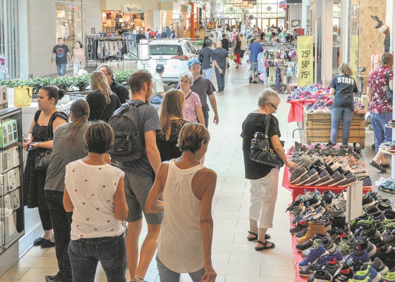Aux Galeries St-Hyacinthe, les nombreux chasseurs d’aubaines ont pu magasiner en profitant d’activités variées comme le maquillage pour enfants ou la dégustation de produits glacés.  Photo François Larivière | Le Courrier ©