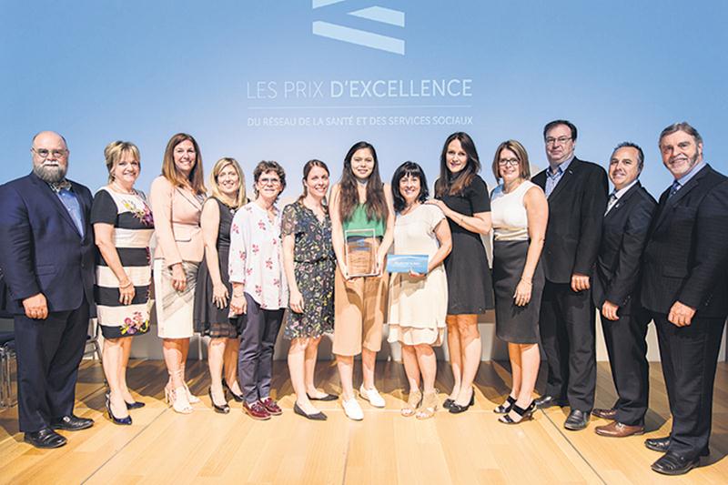 De gauche à droite, Luc Castonguay, Catherine Lemay, Nathalie Robitaille, Carole Leroux, Maxine David, Louise Potvin, Marie-Françoise Fayolle, Nathalie Chauvin, Yves St-Arnaud, France Le Blond et Michel Fontaine lors de la remise du prix dans la catégorie « Développement durable » pour le projet de déchiquetage dans diverses installations du CISSSME avec la collaboration des organismes Ateliers Transition et D’un Couvert à L’autre.