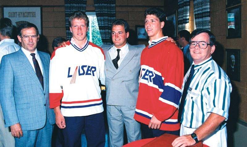 Jacques Gingras, Patrick Poulin, Norman Flynn, Pierre Sévigny et Michel Rousseau lors de la conférence de presse annonçant l’arrivée du Laser de Saint-Hyacinthe. Photo tirée du cahier 100 ans de hockey à Saint-Hyacinthe.