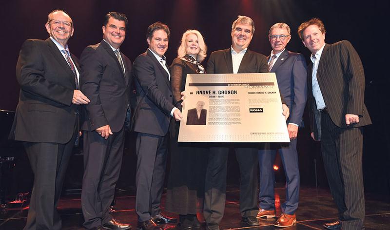 Les enfants d’André H. Gagnon posent en compagnie de ceux qui ont contribué au changement de nom de l’Espace Rona au profit du Cabaret André-H.-Gagnon, à savoir Jean-Pierre Boileau, président de la SDS, Philippe Element, v.-p. de Rona, le maire Claude Corbeil et Jean-Sylvain Bourdelais, directeur général et artistique du Centre des arts Juliette-Lassonde. Photo Patrick Deslandes