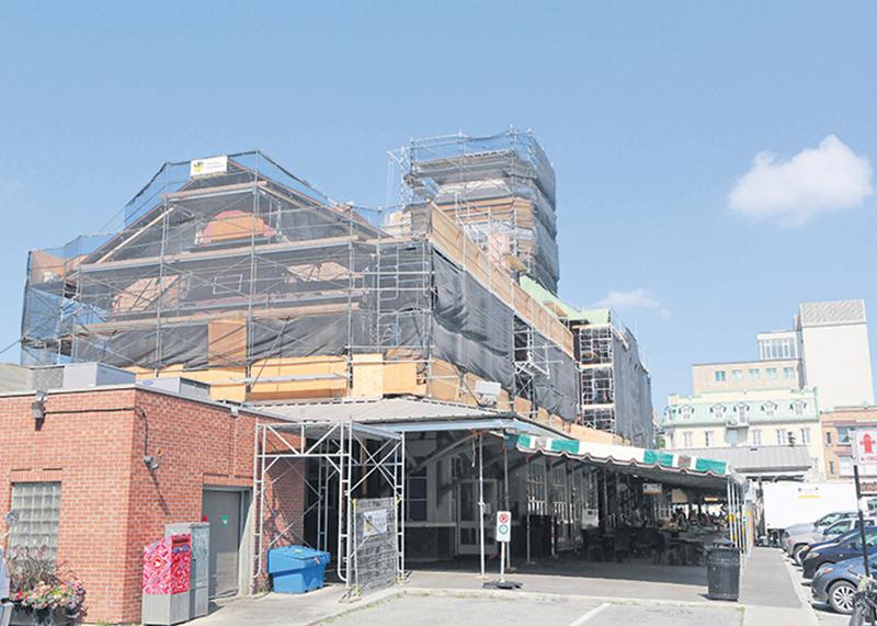 Les rénovations sur le Marché public de Saint-Hyacinthe reprendront le 6 août, quelques jours avant la dixième Semaine québécoise des marchés publics. Photo Robert Gosselin | Le Courrier ©