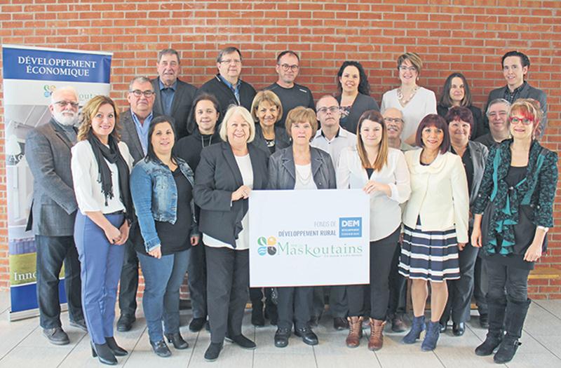 Les promoteurs des projets soutenus posent en compagnie de Robert Beauchamp (au bout, à gauche), président du comité du Fonds de développement rural, de Francine Morin (tenant l’affiche, à gauche), préfet de la MRC des Maskoutains, et de Steve Carrière, agent de développement (au bout, en haut à droite). Photo Denyse Bégin | MRC des Maskoutains ©