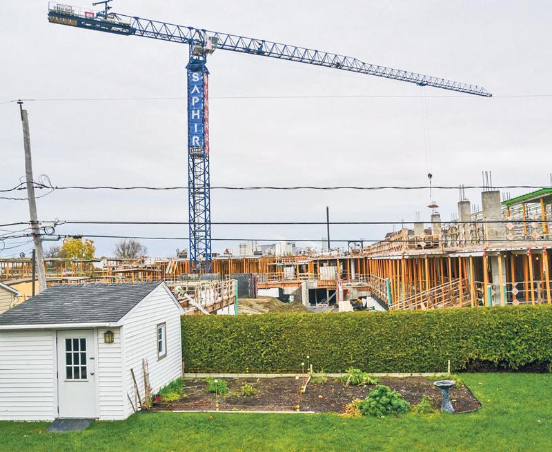 Depuis le début des travaux, en janvier, plusieurs résidents de l’impasse Terry-Fox vivent avec les dérangements liés à un chantier d’envergure à deux pas de leur cour. À terme, l’immeuble fera six étages. Photo François Larivière | Le Courrier ©
