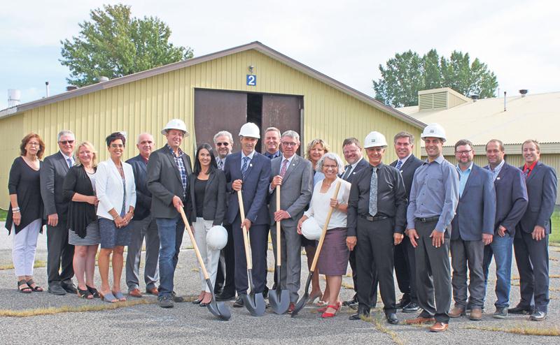 Mario Hébert, directeur général du Ciaq, et Daniel Côté, président du Ciaq, posent en compagnie de l’équipe de direction et de nombreux partenaires et dignitaires lors de la pelletée de terre officielle marquant le début des travaux de rénovation du Ciaq. Photo courtoisie