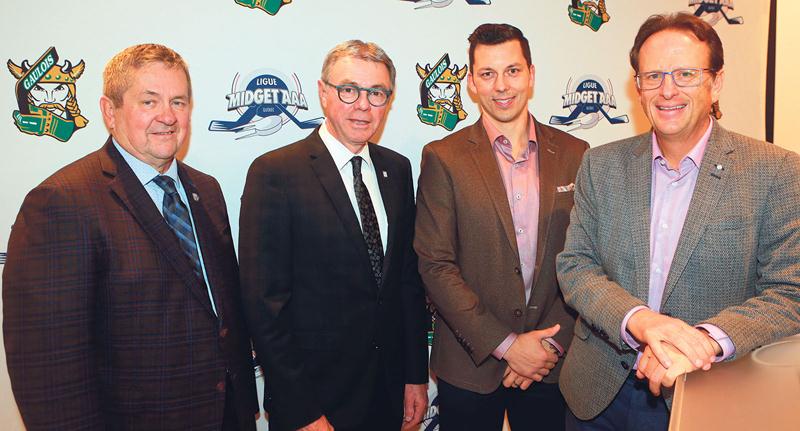 Sur la photo, on retrouve le vice-président de Hockey Québec, Jeannot Gilbert, le maire de Saint-Hyacinthe, Claude Corbeil, le président d’honneur de la Coupe Telus 2020, Bruno Gervais, et le président des Gaulois et du comité organisateur, Jean Bédard. Photo Robert Gosselin | Le Courrier ©