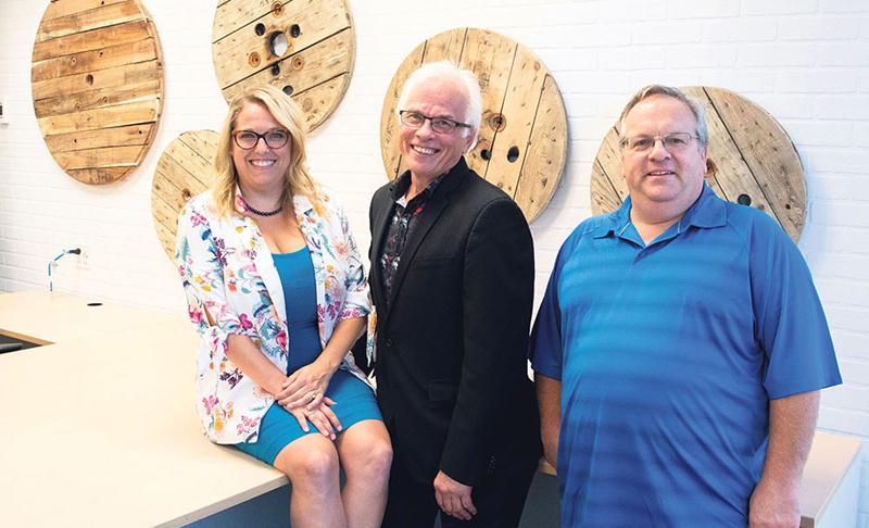 Sur la photo, Josianne Jodoin, conseillère en communication marketing aux Galeries St-Hyacinthe; André Brochu, directeur général des Galeries St-Hyacinthe; et Richard Pomminville, menuisier aux Galeries St-Hyacinthe. Photo Martin Lacasse | Le Courrier ©
