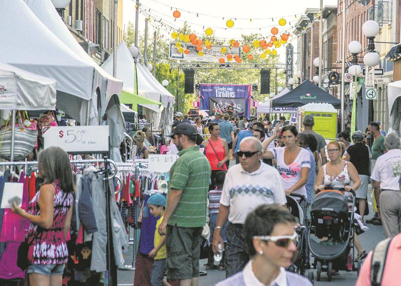 Au centre-ville de Saint-Hyacinthe, la rue des Cascades s’est transformée en une rue piétonne fortement achalandée lors de la traditionnelle vente trottoir.   Photo François Larivière | Le Courrier ©