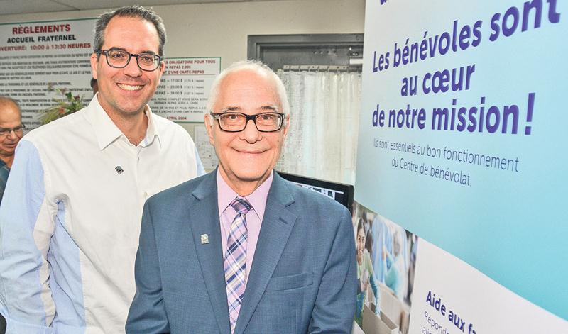 Le directeur général du Centre de bénévolat de Saint-Hyacinthe, Benoit Bellavance, et le président du conseil d’administration, Germain Benoit, étaient tout sourire lors de la conférence de presse annonçant les activités de la prochaine année pour souligner les 50 ans du CBSH. Photo François Larivière | Le Courrier ©