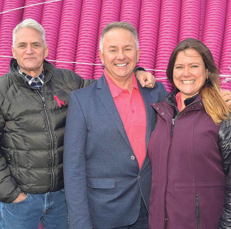 Sur la photo de gauche à droite, Errol Duchaine, porte-parole de la campagne de financement de la Fondation du cancer du sein du Québec; Alain Poirier, président de Soleno; et Jacinthe Poirier.    Photo François Larivière | Le Courrier ©
