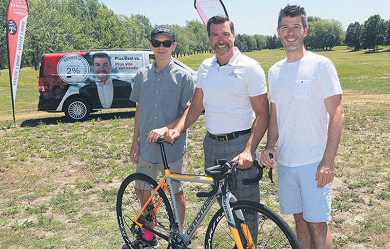 Sur la photo, le cycliste Matis Boyer, le courtier immobilier Benoît Bienvenue et l’instigateur du projet François Lamothe-Michaud. Photo Robert Gosselin | Le Courrier ©