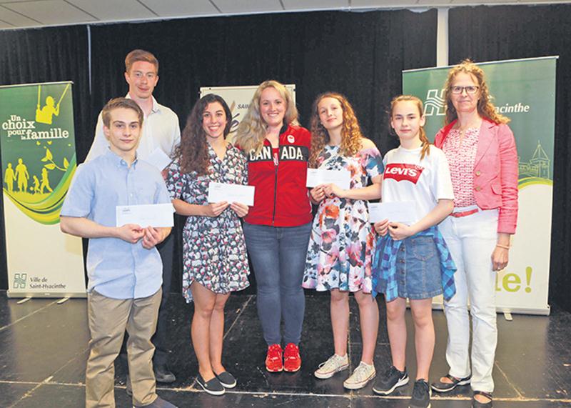 Entourant la conférencière Georcy-Stéphanie Thiffeault Picard, olympienne en tir à l’arc, on retrouve les récipiendaires des bourses d’excellence Youri Simard (bronze), Julien Pinsonneault (or), Tali Darsigny (or), Justine Roy (argent) et Alexianne Leduc (bronze), en compagnie de la