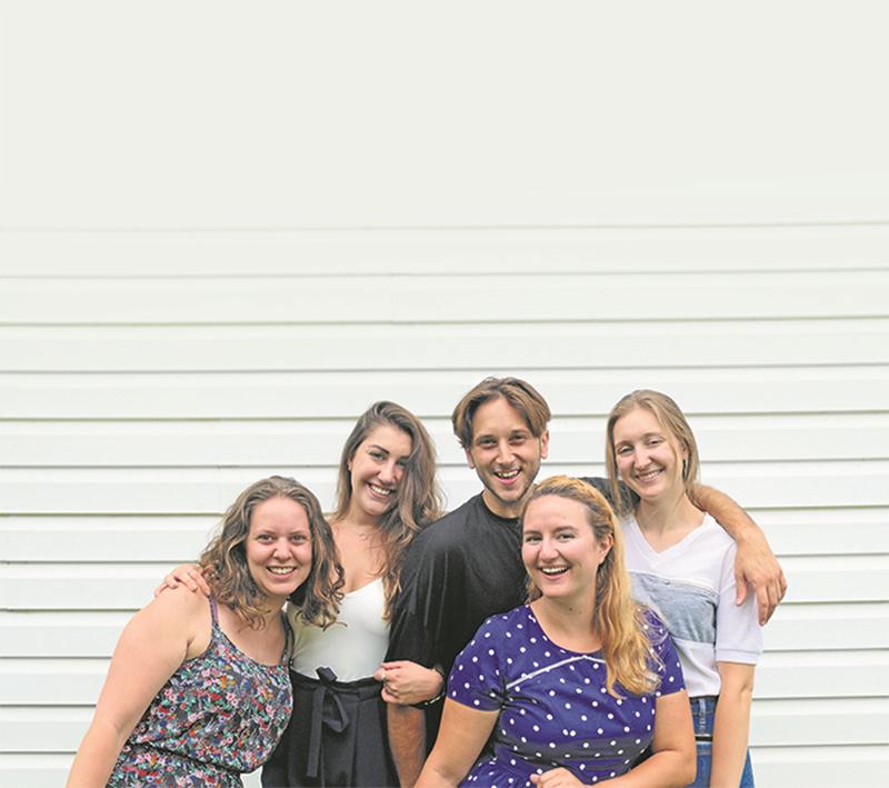 Frédérique Simard, Laurence Boileau, Frédéric Goulet, Ariane Coddens et Annabelle Payant, tous diplômés du Cégep de Saint-Hyacinthe, travaillent depuis des mois sur le concept de la Buvette théâtrale. Photo courtoisie