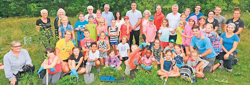 Les jeunes du camp de jour des loisirs La Providence en compagnie de représentants municipaux et des partenaires de la Journée de la rivière 2018. Photo Robert Gosselin | Le Courrier ©