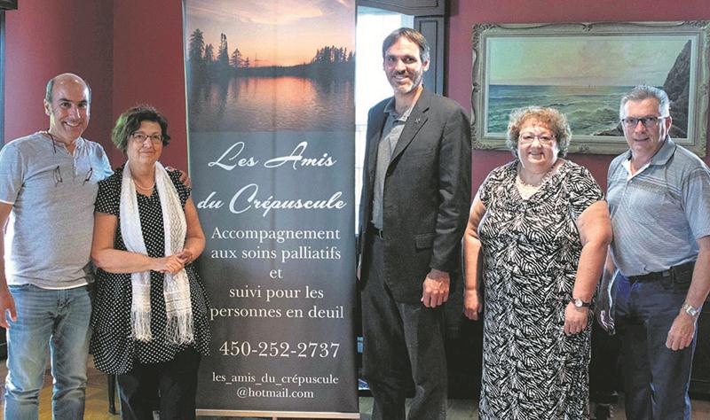 On reconnaît, dans l’ordre habituel : François Lortie, président du conseil d’administration des Amis du crépuscule, Jeanne d’Arc Tremblay, administratrice, David Bousquet, ambassadeur de l’organisme, Ginette Pelletier, qui a bénéficié des services de  l’organisme, et Alain Pelletier, directeur général. Photo Martin Lacasse | Le Courrier ©