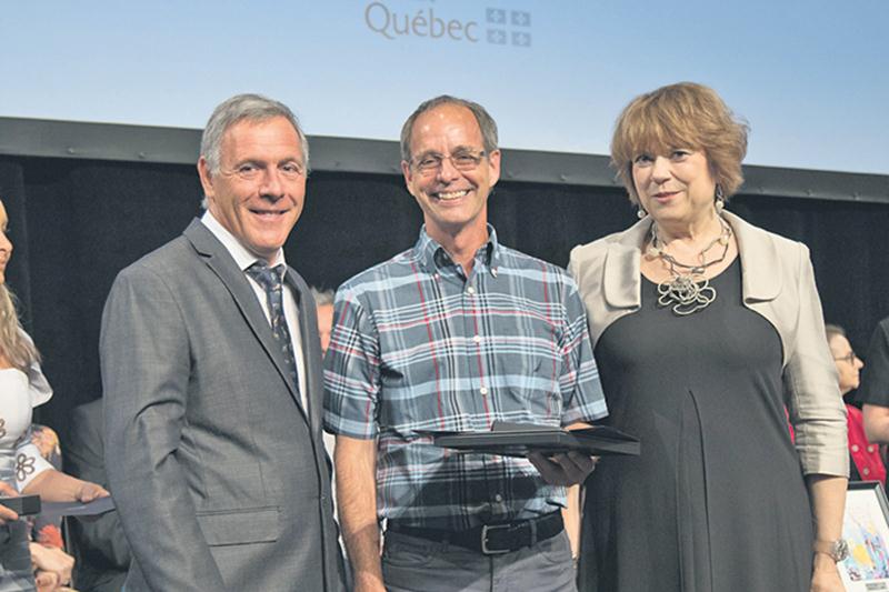 De gauche à droite, Richard Moisan, président du conseil d’administration de l’AQPC, Guy Raymond, professeur à l’ITA et récipiendaire d’une Mention d’honneur, et Hélène David, ministre de l’Enseignement supérieur et responsable de la Condition féminine.