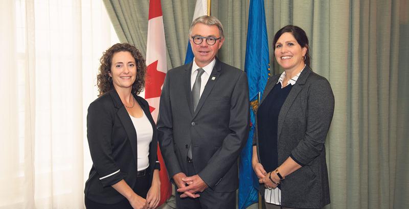 Isabelle Compagnat, déléguée au tourisme d’affaires de Saint-Hyacinthe Technopole, Claude Corbeil, maire de Saint-Hyacinthe et membre du Cercle des ambassadeurs, et Marie-Ève Brodeur, déléguée commerciale au Centre de congrès de Saint-Hyacinthe, sont impatients de recevoir le conseil d’administration de la Fédération canadienne des municipalités en 2020. Photo Andrée-Anne Rivest