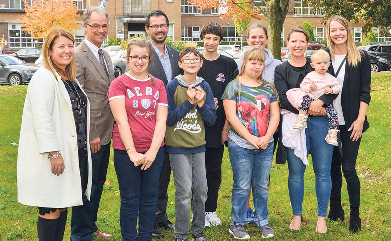 On reconnaît sur les lieux du futur parc-école Caroline Dupré, directrice générale de la CSSH, Richard Flibotte, président de la CSSH, Pierre Dumaine, président du Club Rotary de Saint-Hyacinthe, et les partenaires Denise St-Pierre, du Centre ADN, et Véronique et Marie-Ève Paris, de la boutique M&V amie Lolë de Saint-Hyacinthe, en compagnie d’élèves de l’école René-Saint-Pierre. Photo François Larivière | Le Courrier ©