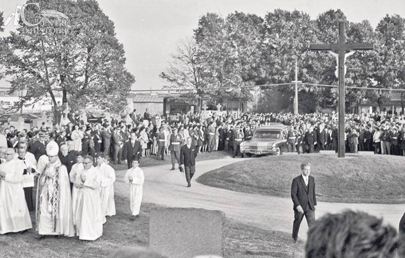 Arrivée du cortège funèbre au cimetière de Saint-Pie. Photos : Fonds Raymond Bélanger, Centre d’histoire de Saint-Hyacinthe