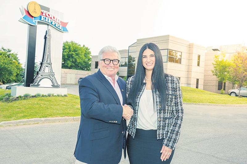 Réjean Nadeau, président-directeur général d’Olymel pose en compagnie de Mélissa Latifi,