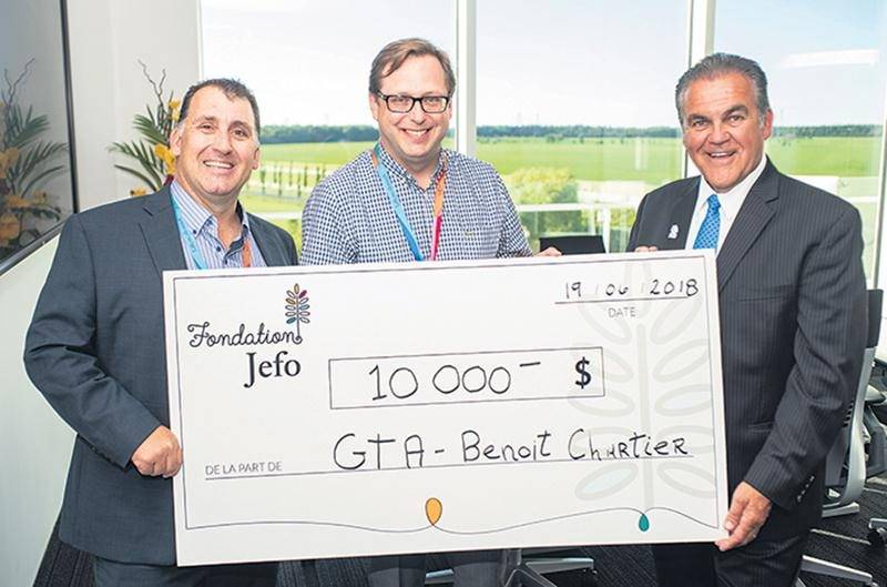 Nicolas Jobin, administrateur, et Jean Fontaine, président, recevant un chèque de 10 000 $ de Benoit Chartier, président éditeur du journal GTA.