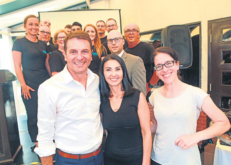Chantal Soucy et son équipe. En premier plan, François Bonnardel, député de Granby et leader parlementaire de la CAQ, la députée de Saint-Hyacinthe, Chantal Soucy, et Sonia Lebel, candidate dans la circonscription de Champlain. Photo Robert Gosselin | Le Courrier ©