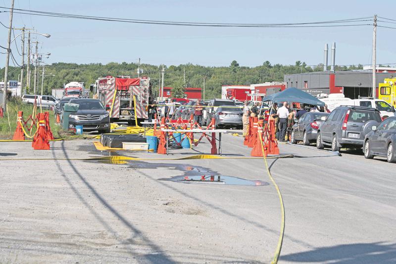 L’évacuation des employés des entreprises de la rue Duplessis à la suite d’un déversement a été pour le moins laborieuse le 13 septembre en après-midi. Photo Martin Lacasse | Le Courrier ©