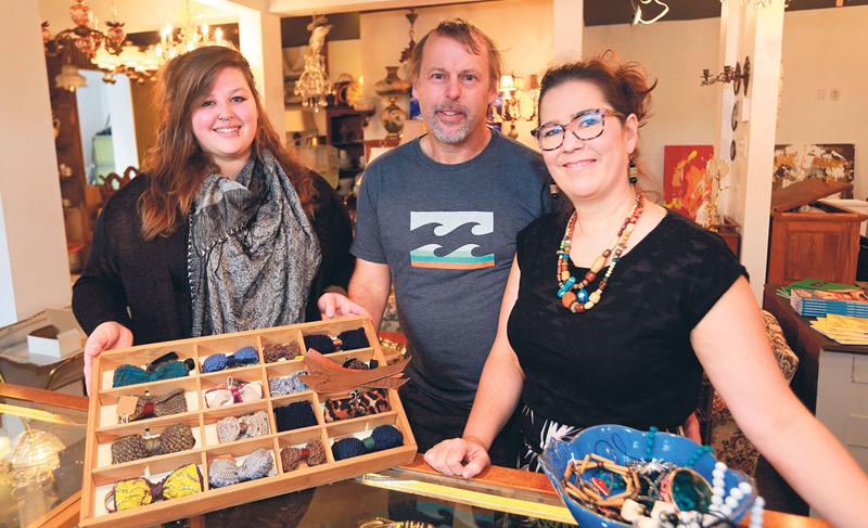 Nouvellement installés dans la région maskoutaine, Émilie Breton, André Breton et Annie Maisonneuve ouvriront samedi les portes de leur boutique Maison Gustave, où on trouve de la brocante, des produits d’artisans locaux et un espace galerie d’art. Photo Robert Gosselin | Le Courrier ©