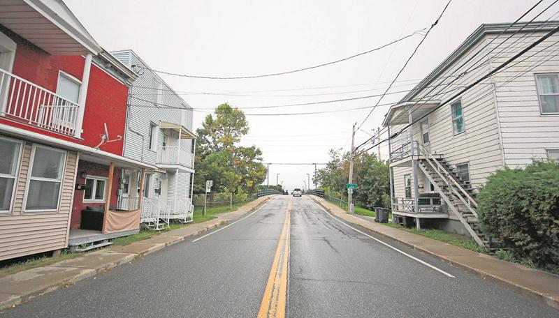 Ces trois immeubles viennent d’être acquis par la Ville de Saint-Hyacinthe, en plus d’un quatrième sur la droite qui n’apparaît pas sur la photo.   Photo Robert Gosselin | Le Courrier ©