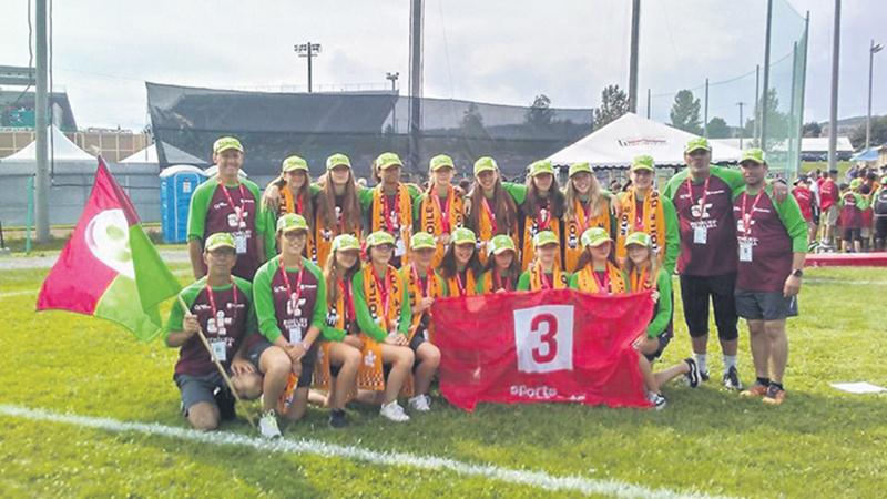 L’équipe de soccer féminin pose fièrement après la récolte de sa médaille de bronze.  Photo Facebook Jeux du Québec Richelieu-Yamaska