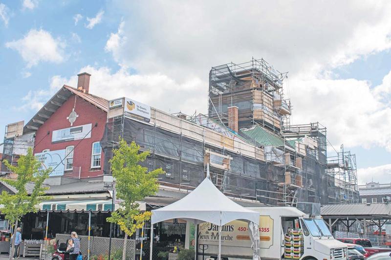 Entouré d’échafaudages tout l’été, le Marché public reviendra « en beauté pour les fêtes », a assuré le maire Corbeil. Photo Martin Lacasse | Le Courrier ©