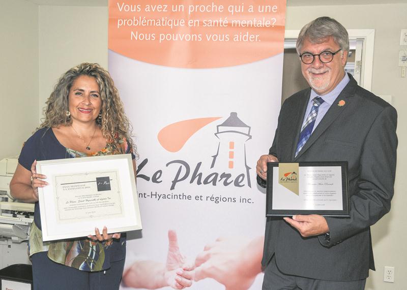 Angelika Gil, directrice générale de l’organisme Le Phare, est revenue du dernier congrès du Réseau Avant de craquer avec le Prix Hommage à l’initiative 2018. Quant à Marc Perrault, il a été nommé bénévole de l’année à ce même congrès. Photo François Larivière | Le Courrier ©