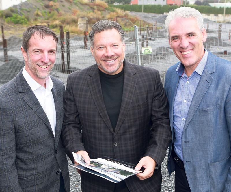 Sur la photo, de gauche à droite, les promoteurs immobiliers du Faubourg Laframboise Yan Jubinville et Jean-Denis Major sont accompagnés de leur nouvel associé, l’homme d’affaires Benoit Frappier. Photo Robert Gosselin | Le Courrier ©