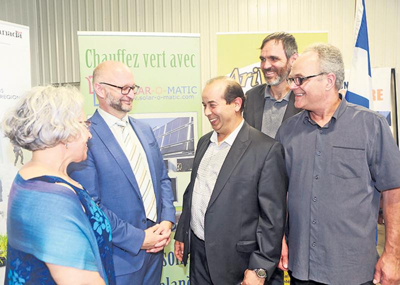 Sur la photo, de gauche à droite, Brigitte Sansoucy, députée de Saint-Hyacinthe-Bagot; David Lametti, secrétaire parlemementaire du ministre de l’Innovation, des Sciences et du Développement économique; Maamar Achacha, président d’Arivac; David Bousquet, maire suppléant; et Jean-Marc Rochefort, président de Solar-O-Matic. Photo Robert Gosselin | Le Courrier ©
