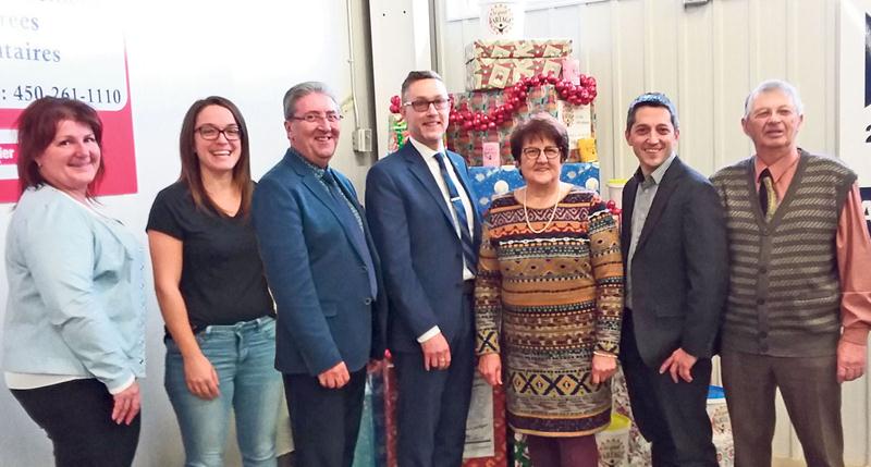 Le comité de la Journée St-Hubert : Maryse Morin, Via Capitale Affaires; Émilie Pontbriand, Boom 106,5; Michel Chagnon, Meubles Germain Larivière; Simon Leclerc (président d’honneur), Desjardins; Claudine Gauvin, La Moisson Maskoutaine; Steve Deslauriers, franchisé St-Hubert; Léon Hébert, président de La Moisson Maskoutaine. Absents de la photo : Guillaume Bédard, Le Courrier de Saint-Hyacinthe, Paul-Aimé Chouinard, bénévole. Photo courtoisie