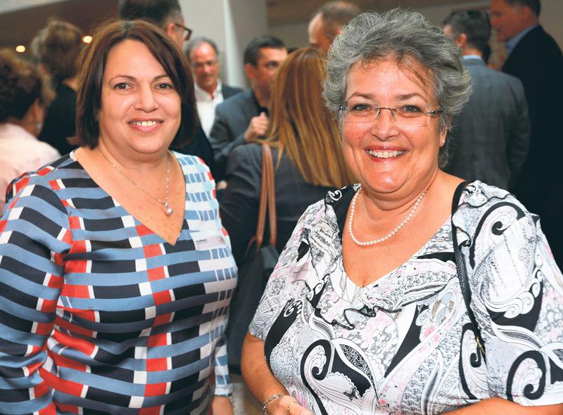 Sur la photo, Lucie Guillemette, directrice générale de la Chambre de commerce de la grande région de Saint-Hyacinthe, et Jacqueline Rainville, présidente de la Chambre de commerce. Photo Robert Gosselin | Le Courrier ©