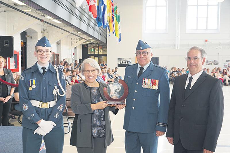 La députée Brigitte Sansoucy a assisté fièrement en tant que présidente d’honneur à la revue annuelle des cadets de l’Escadron 953 de Saint-Hyacinthe. On la retrouve ici en compagnie de Charles Pelletier, cadet-commandant adjudant de première classe, du Capitaine Guy Doiron et du commandant Martin Quintal, réprésentants de l’Escadron 953 pour la remise du trophée de reconnaissance.
