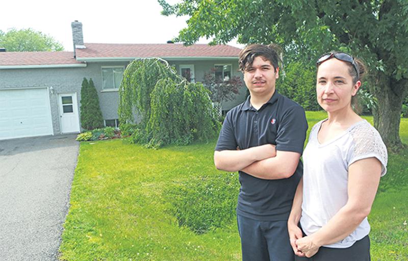 Laurie Legendre et son fils, Tom Lussier, devant la maison du chemin du Rapide-Plat Sud.