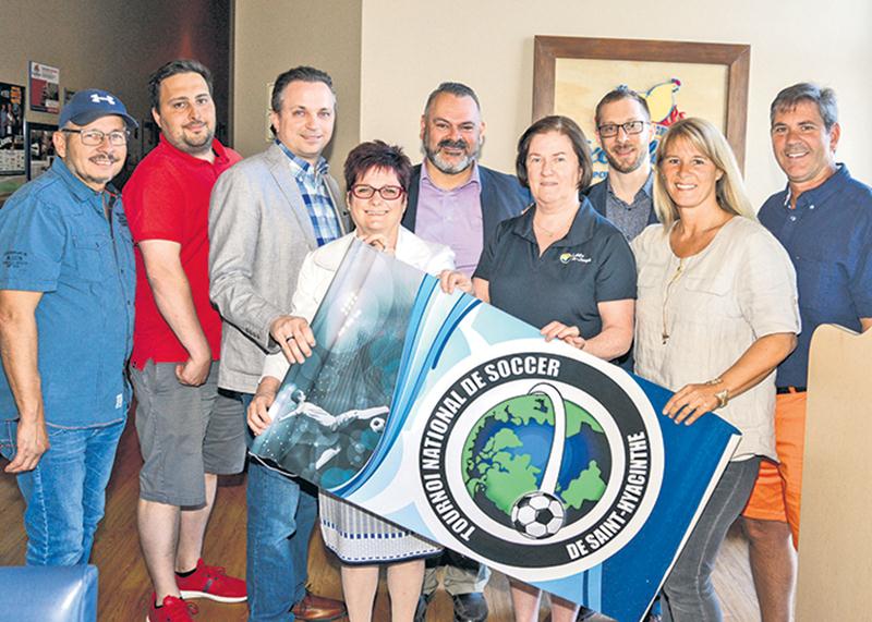Le comité organisateur du Tournoi national de soccer de Saint-Hyacinthe pourra compter de nouveau sur les présidents d’honneur Isabelle Parenteau et Martial Bourgeois (à droite).