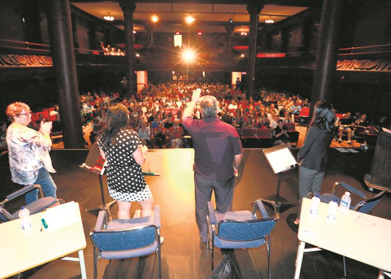 C’est un auditorium bondé qui attendait les quatre candidats aux prochaines élections provinciales lors de leur passage à l’école Casavant ce mardi. Photo Robert Gosselin | Le Courrier ©