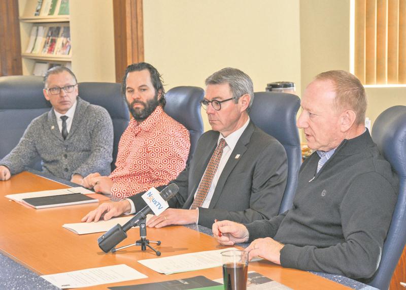François Lussier (à gauche) et Yvan De Lachevrotière (à droite) lors d’un point de presse tenu en 2017 en compagnie du maire Claude Corbeil.   Photothèque | Le Courrier ©